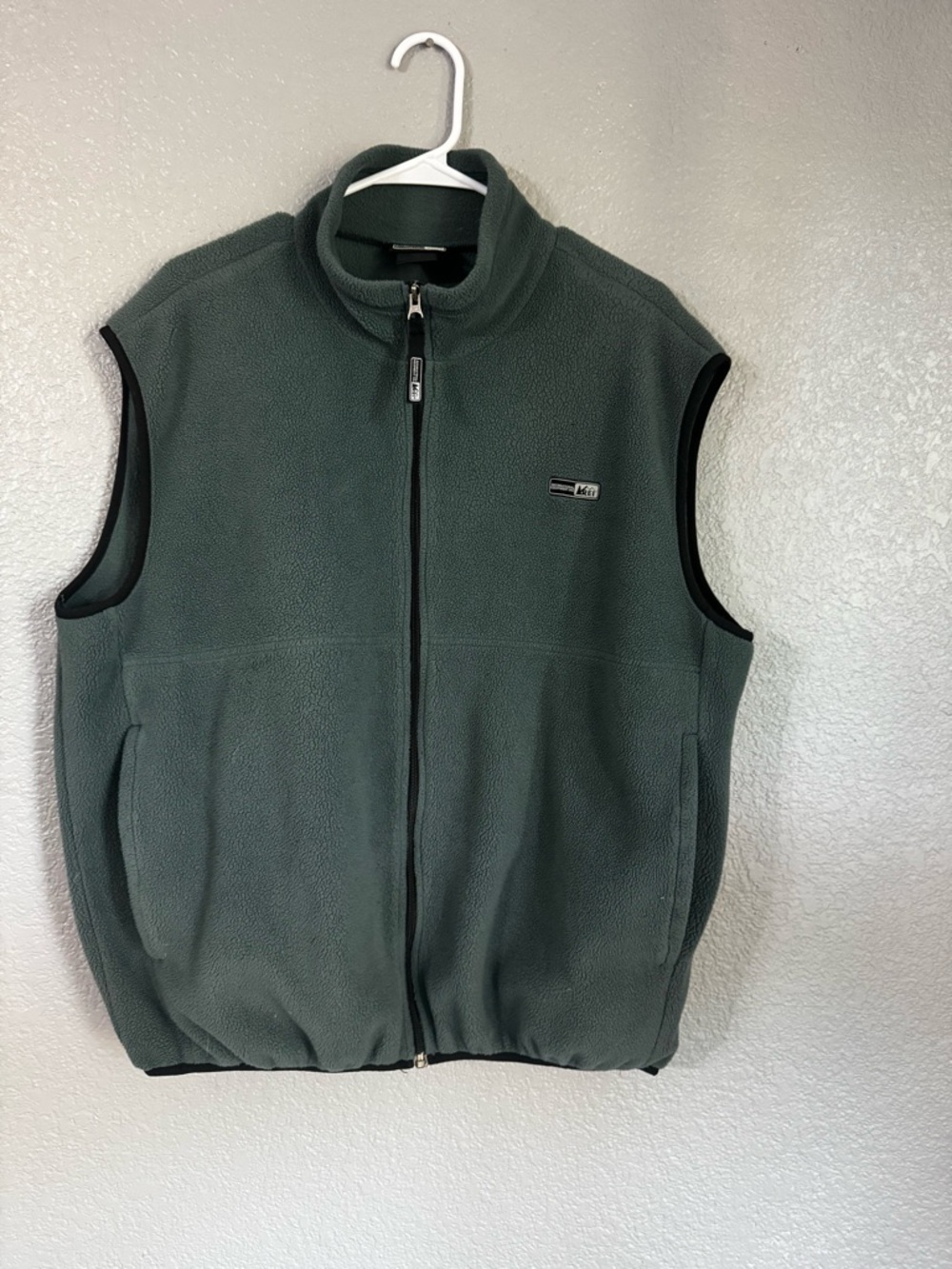 REI Men’s XL Green Fleece Vest – Made in Canada - Picture 2 of 5